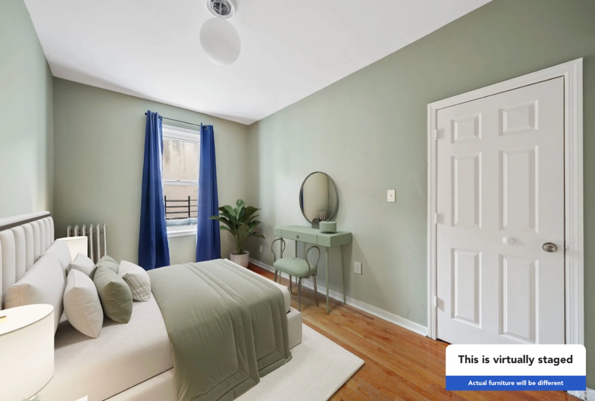 El mismo dormitorio con cama, mesilla, tocador, silla, alfombra y planta añadidos por IA.